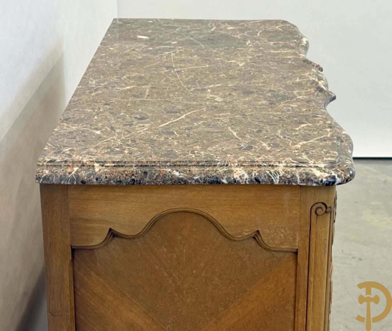 Notelaren drieladencommode met accanthusranken en rocailles, met marmeren blad, op voluutvormige poten