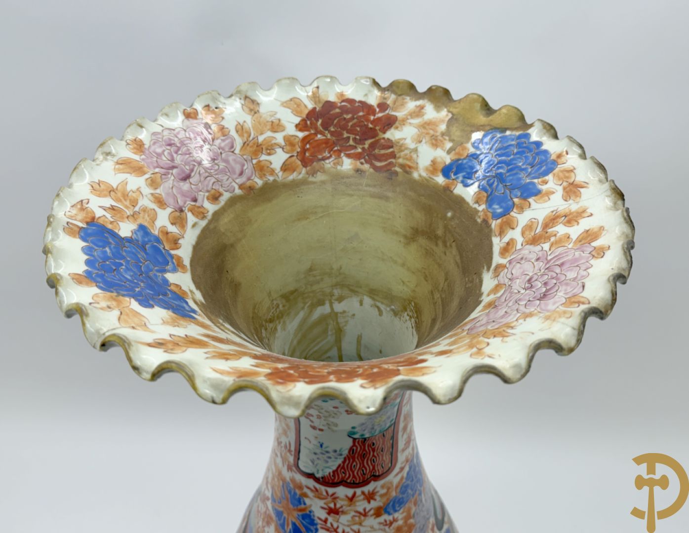 Paar Japanse porseleinen waaiervazen met bloemen en geanimeerd decor