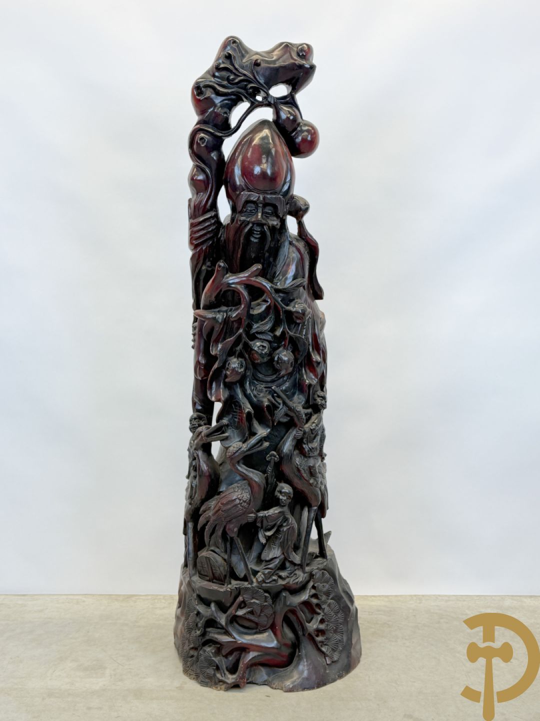 Aziatische houtsculptuur van wijsgeer met staf, vogels en kinderen