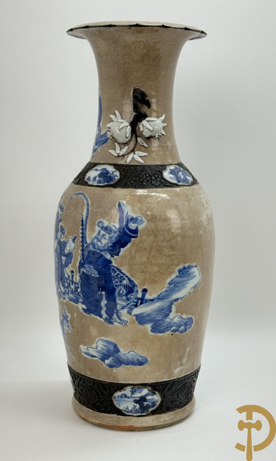 Antieke Chinese Nankin vaas met decor van wijsgeren, onderaan bezet met hert en bovenaan met pioenrozen