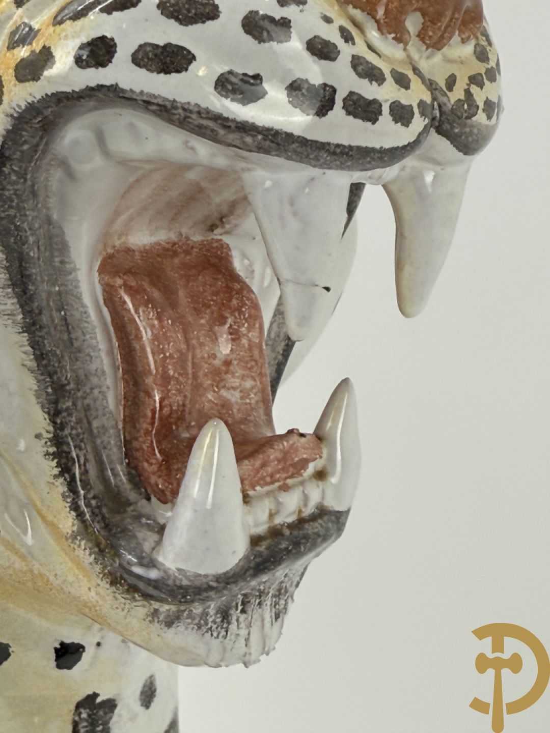 Vintage luipaard in meerkleurig geglazuurde faience met opengesperde bek