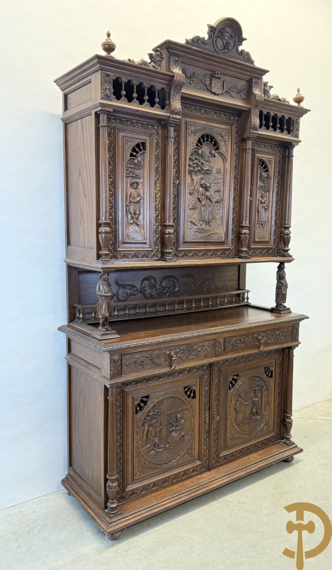 Massief eiken Bretoense eetkamer bestaande uit buffet met 3 deuren boven, 2 deuren onder, lades midden en gesculpteerde geanimeerde scènes + desserte + uittrekbare tafel + 6 stoelen + extra allonge