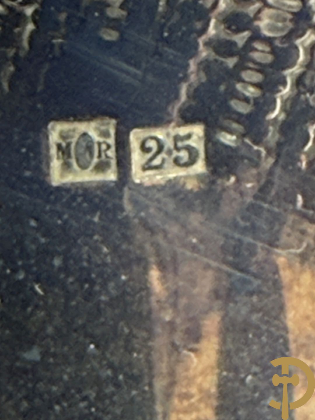 Verzilverd koffieservies met Louis XV motieven op verzilverde schotel, gemerkt M R 25, bestaande uit koffiekan, theekan, melkkan en suikerpot