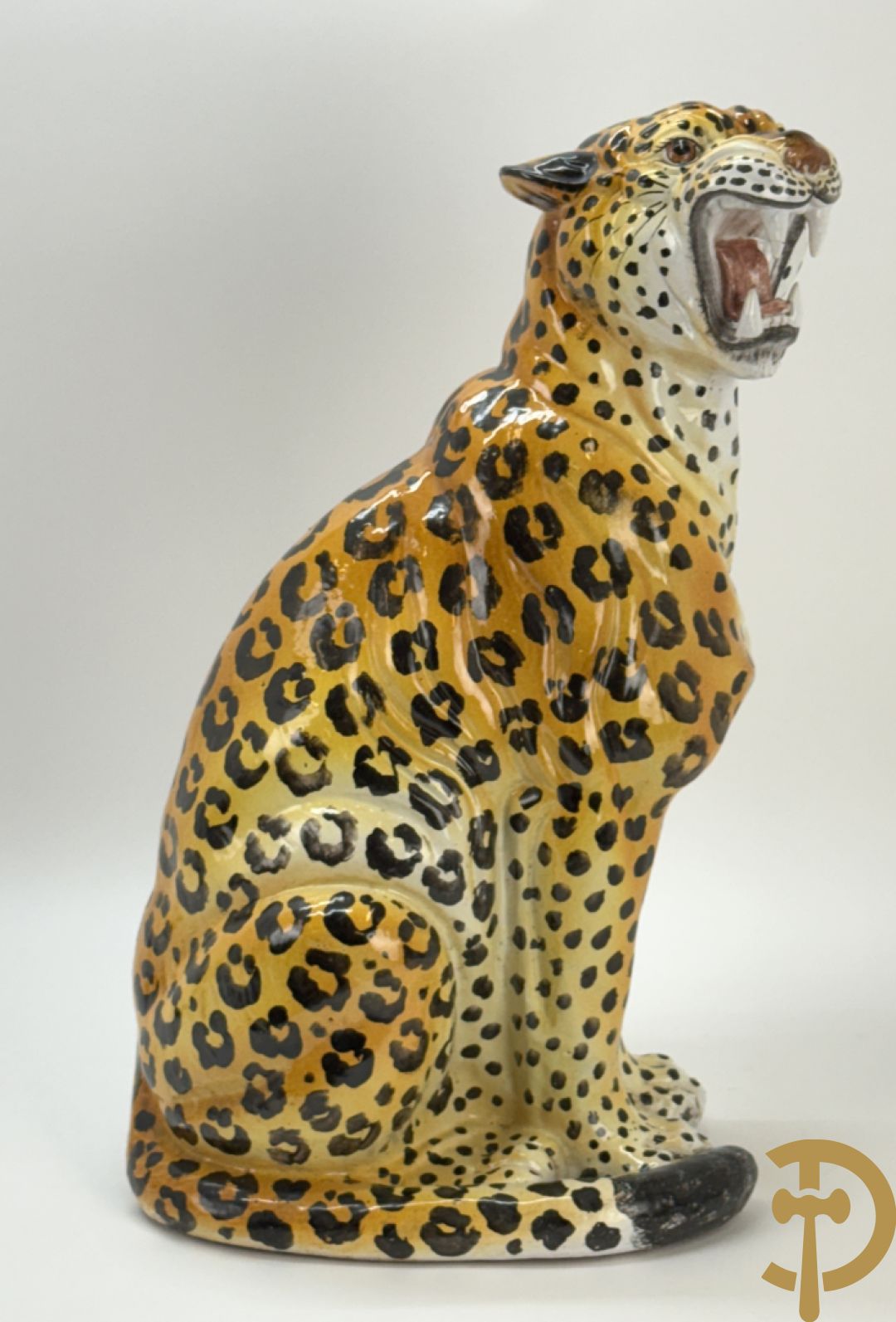 Vintage luipaard in meerkleurig geglazuurde faience met opengesperde bek