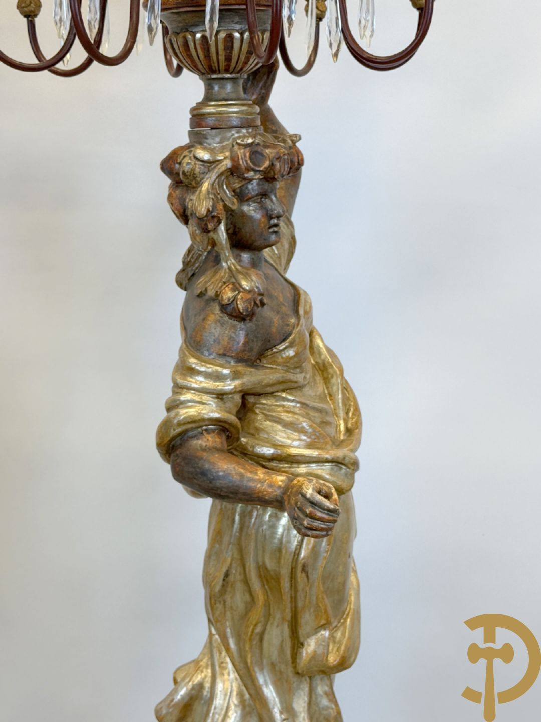 Paar gepolychromeerde dames op sokkel, bekroond met achtarmige kandelaar met lichtpunten en bellen, Italiaans, jaren 