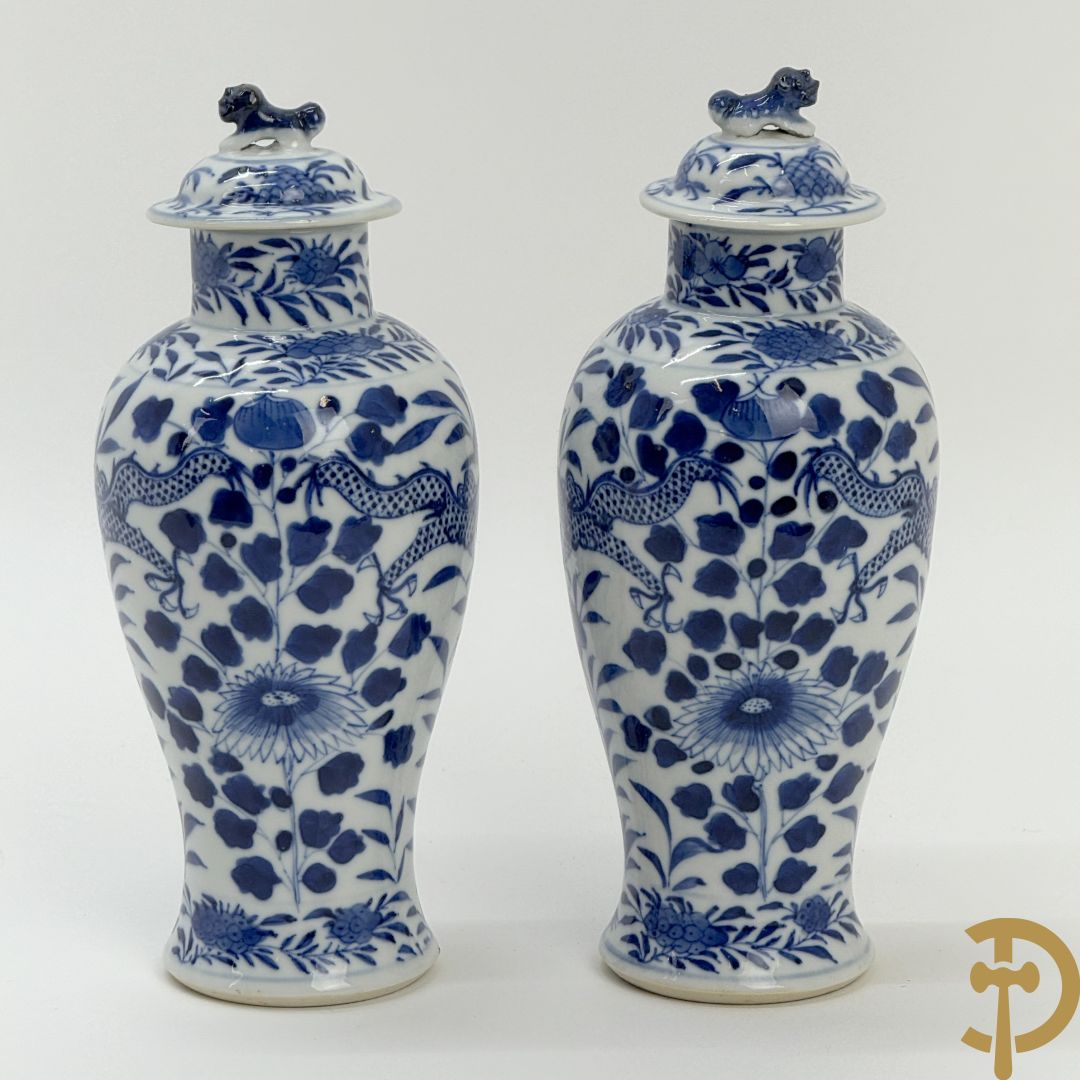Paar Chinese porseleinen blauw/wit dekselvaasjes met drakendecor, onderaan gemerkt