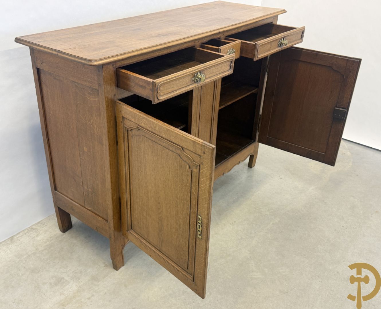 Vlaamse eiken tweedeursdresse met 3 lades en afgestoken panelen