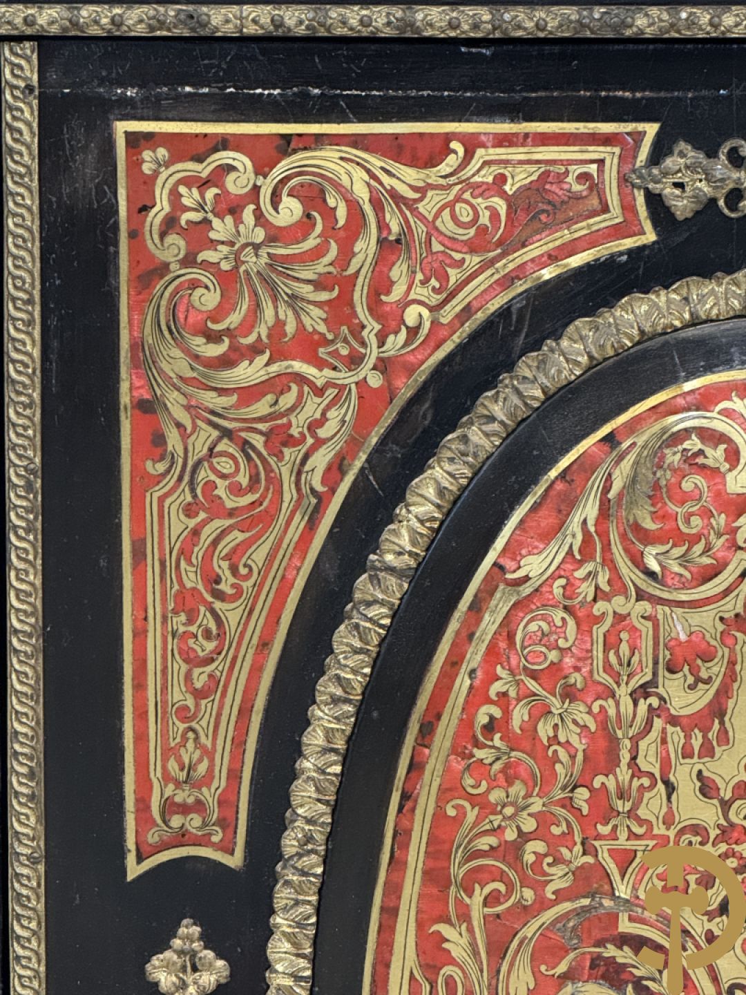 Napoleon III tweedeursdresse bezet met bronzen ornamenten van dameshoofden - paar ovale medaillons in de deuren, alles bezet met Boulle techniek - bovenaan met marmeren blad