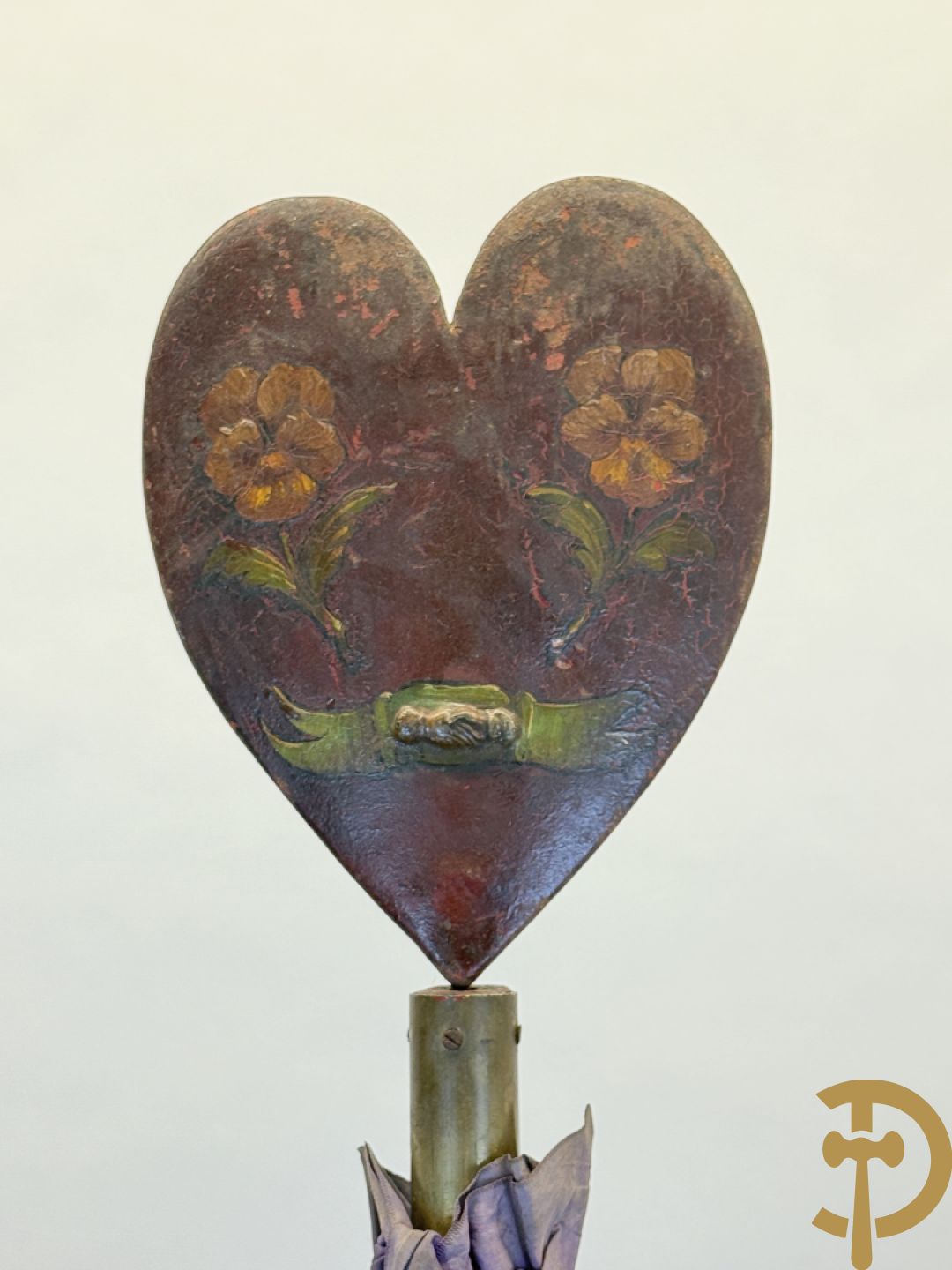 Franse vaandel in rode velours op staander met metalen hartvormig beschilderd ornament met bloemen boven handdruk, Libre Pensée Roubaisienne, Fondé en 1902