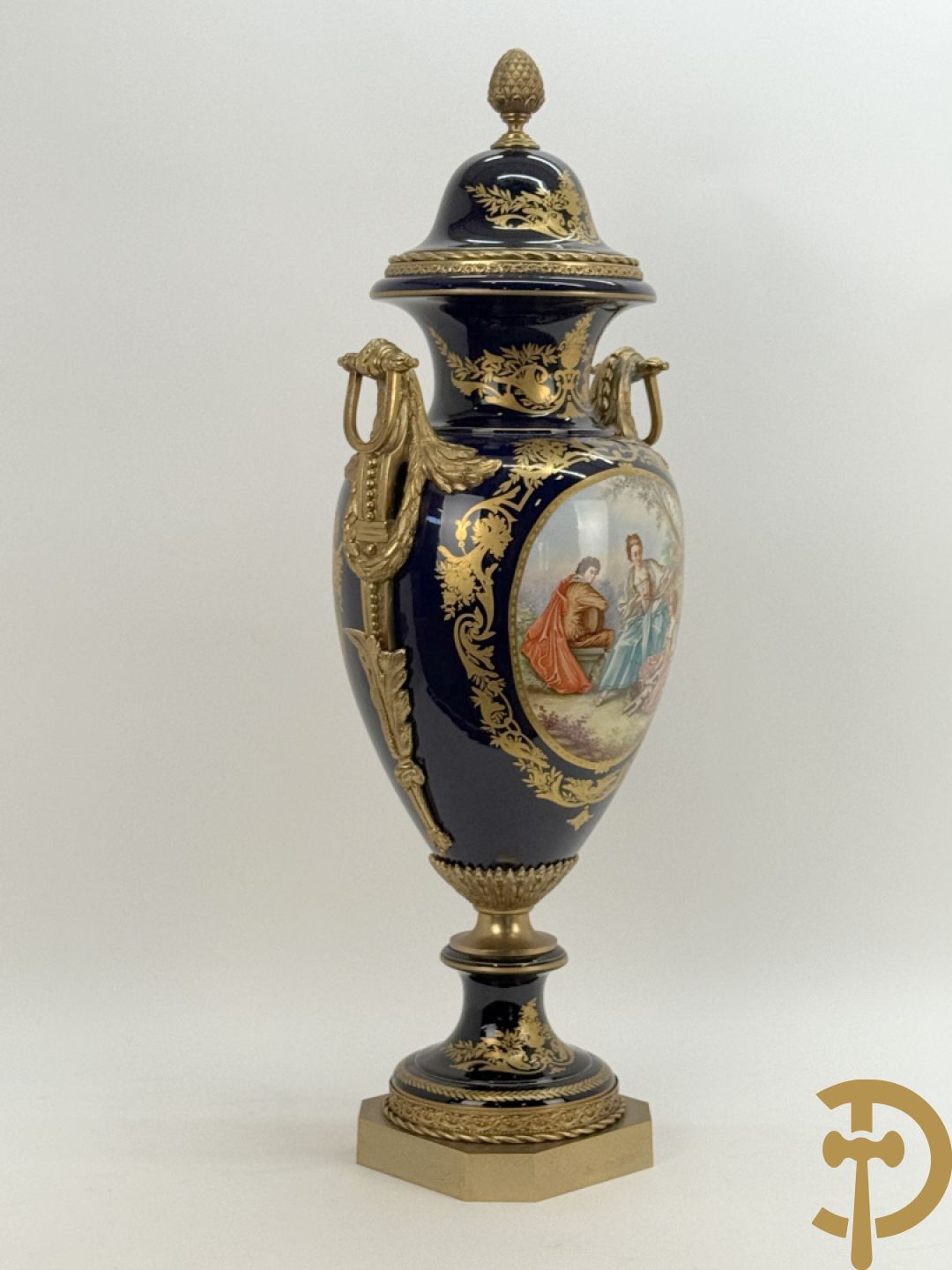 Onleesbaar getekend rechts onder, Sèvres stijl vaas met dubbel decor van romantische genrescène en landschapsscène, met bronzen ornamenten bezet