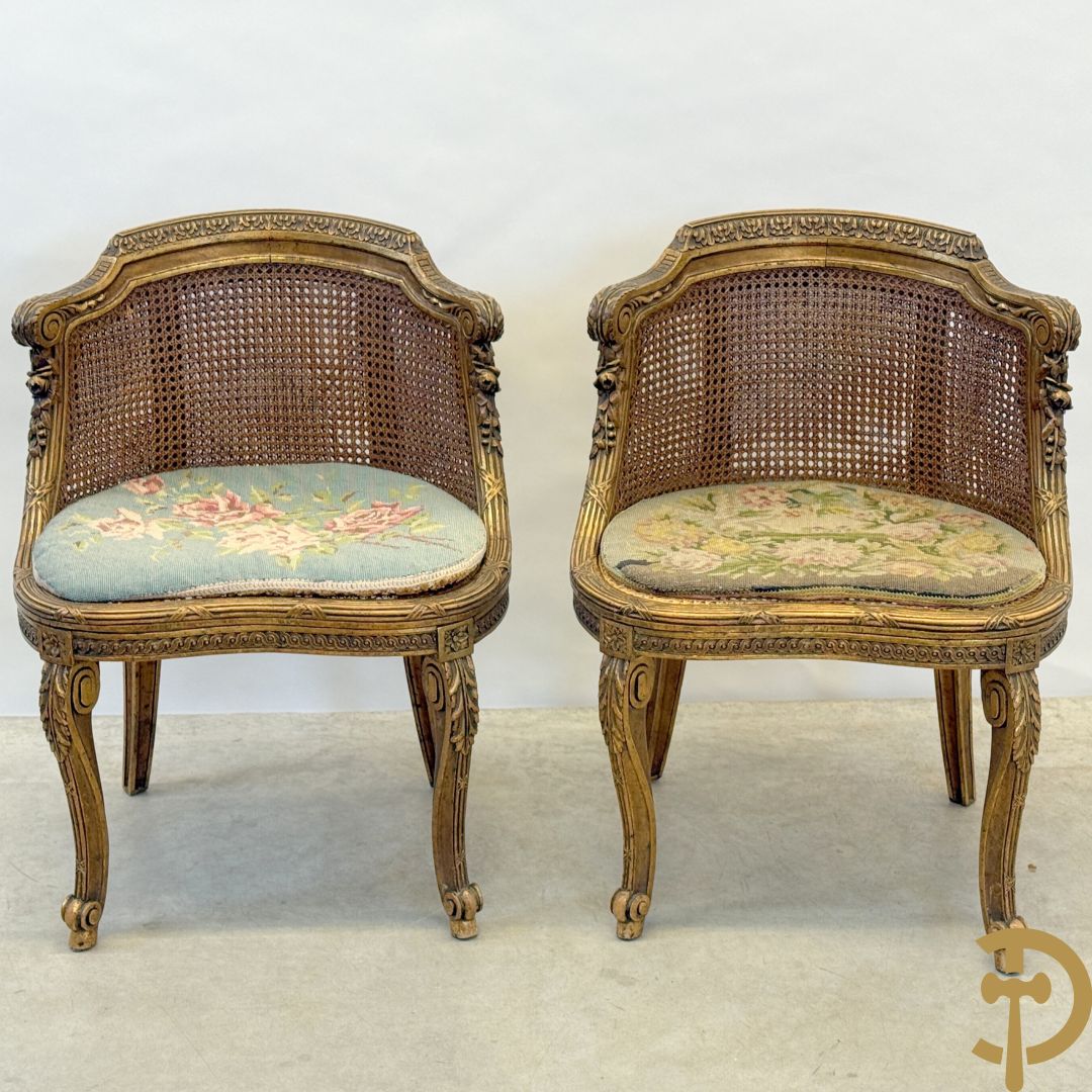 Paar bijzetzetels Louis XVI stijl met bloemenmotieven op voluutvormige poten, dubbel gecanneerd