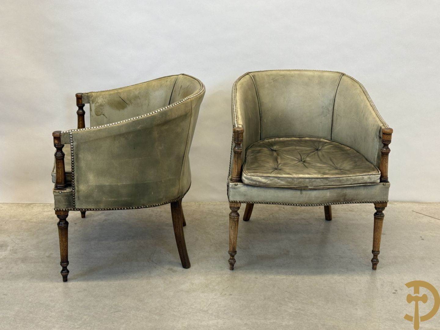 Twee kuipvormige lederen bergères