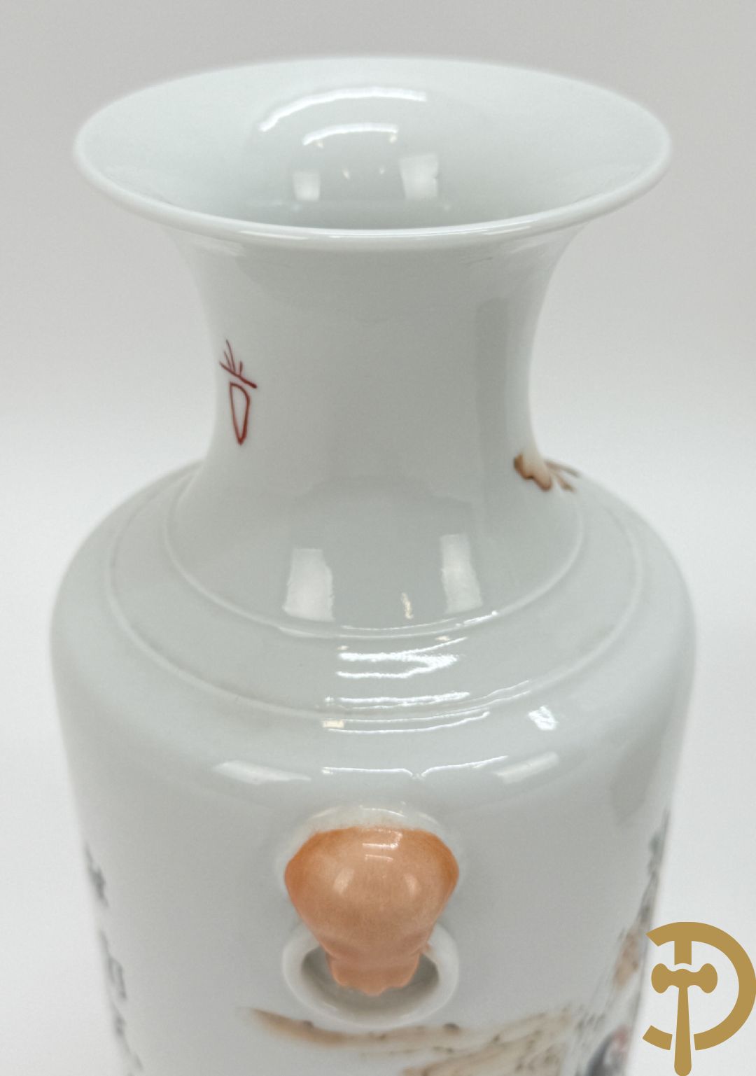 Chinees porseleinen vaasje met wijsgerendecor + Chinese porseleinen rolvaas met decor van ezel in berglandschap