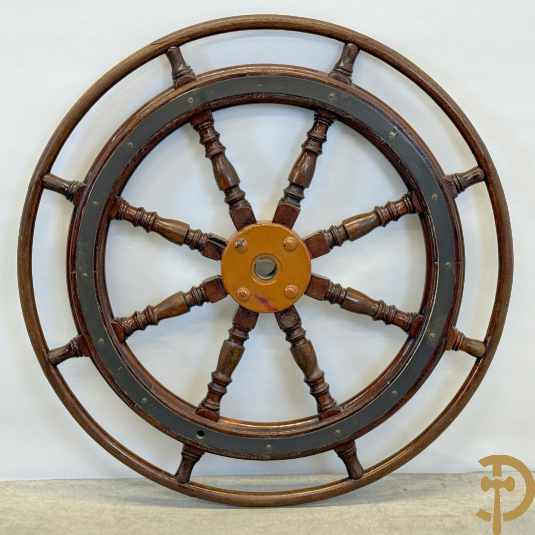 Antiek stuurwiel met ballusters