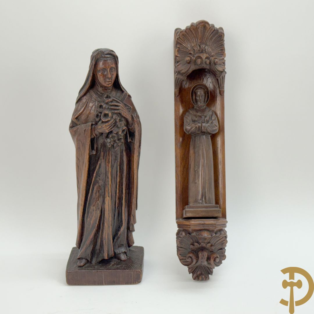 Houtsculptuur van Heilige Théresia Madonna + houtgesculpteerde pater in polyester nis