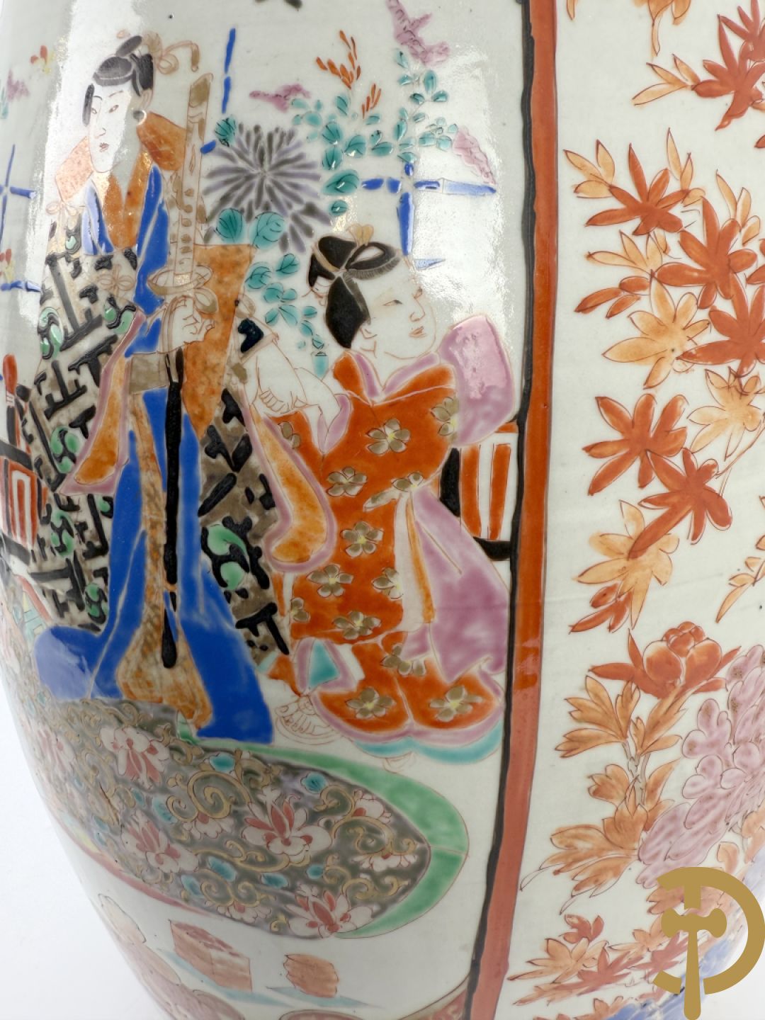 Paar Japanse porseleinen waaiervazen met bloemen en geanimeerd decor