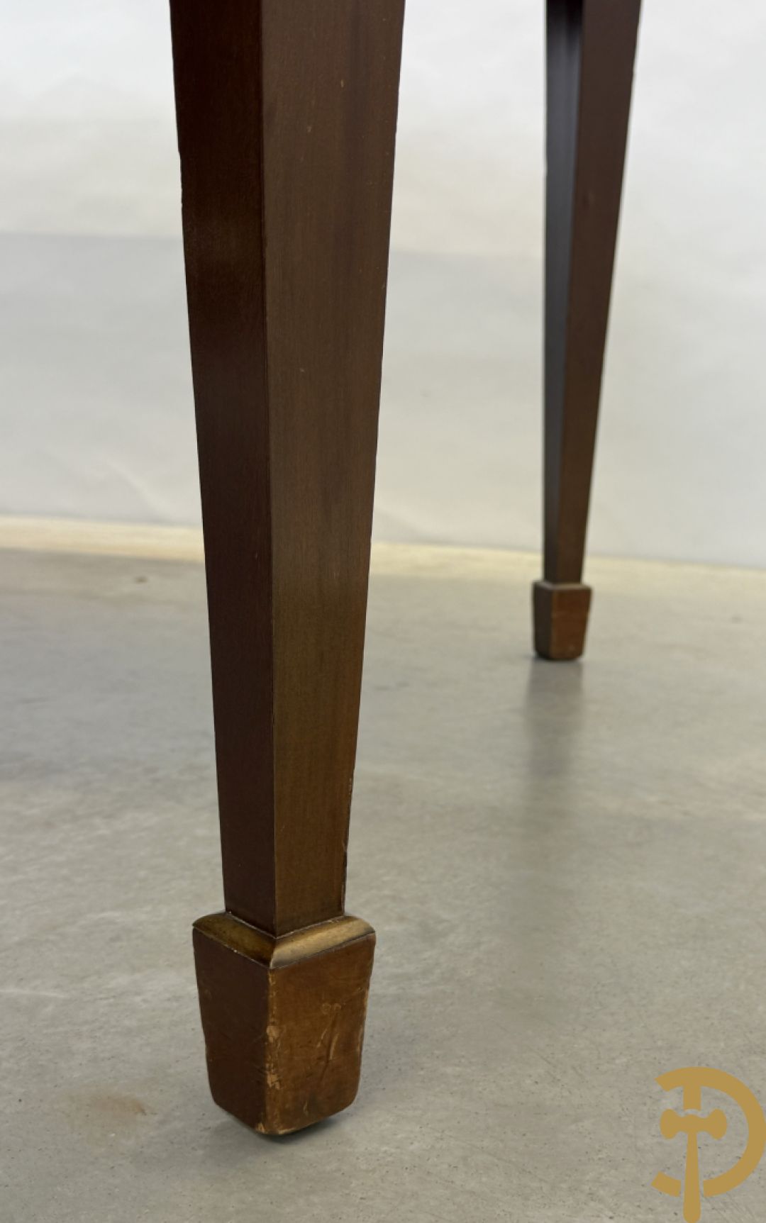 Ovale uittrekbare mahoniehouten tafel op zes verjongende poten