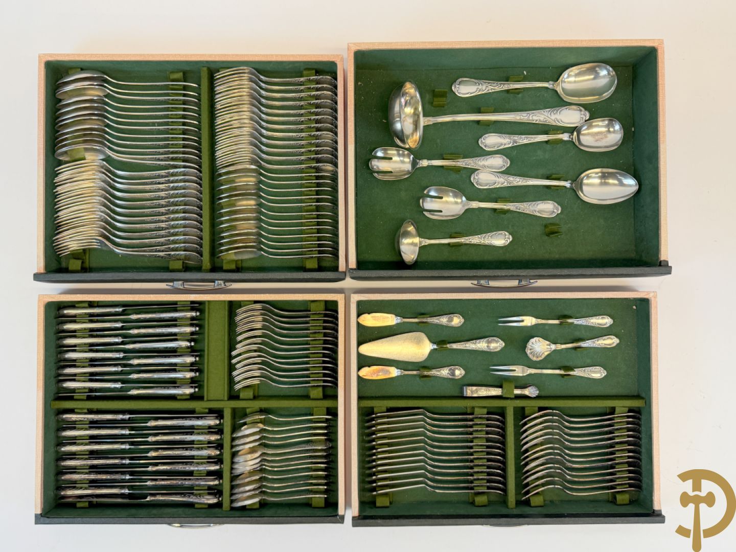 Verzilverd Louis XV bestek in schrijn : 10 reeksen en losse stukken