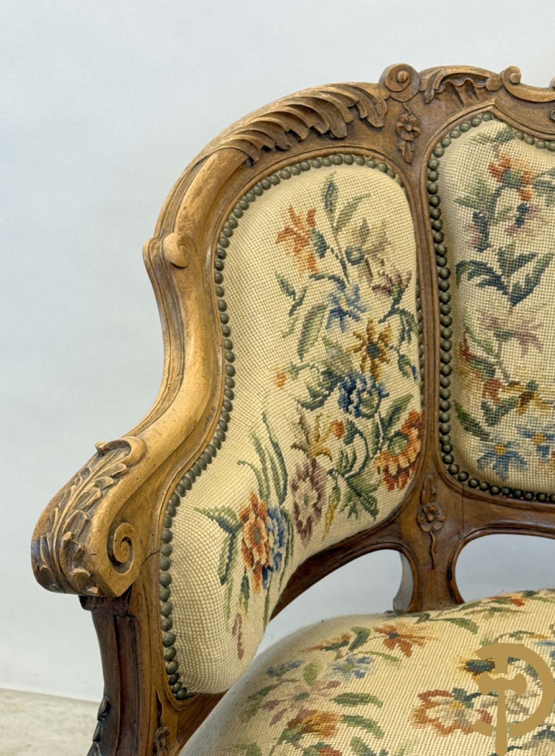 Paar armzetels bezet met petit points + 2 bijhorende stoelen