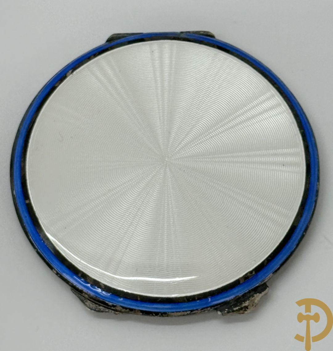 Massief zilveren sigarettenhouder bezet met email bovenaan, Engels gemerkt, in schrijn + massief zilveren poederdoos bezet met email in schrijn