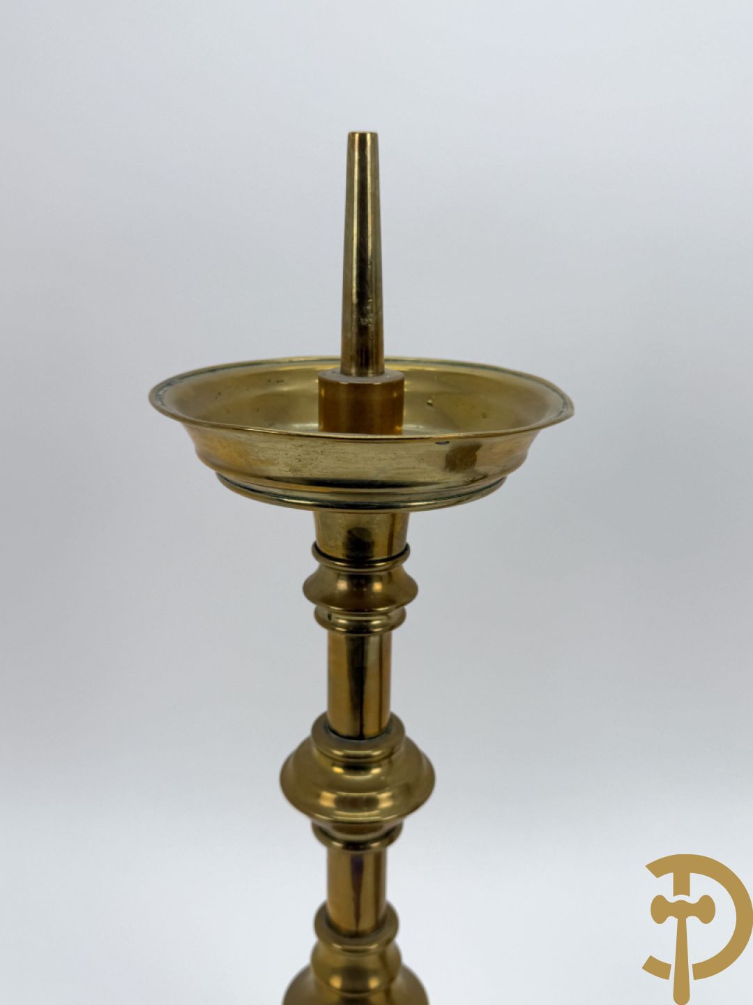 Paar antieke koperen kandelaars + paar metalen  zilverkleurige ballusterkandelaars