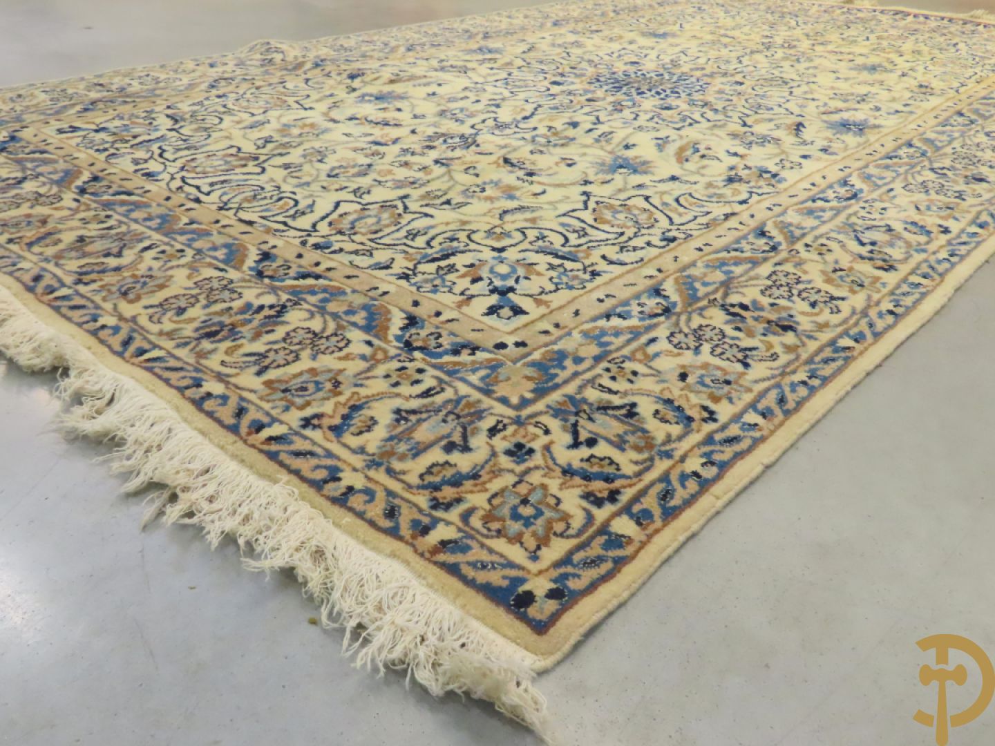 Oosters handgekonoopt tapijt Nain