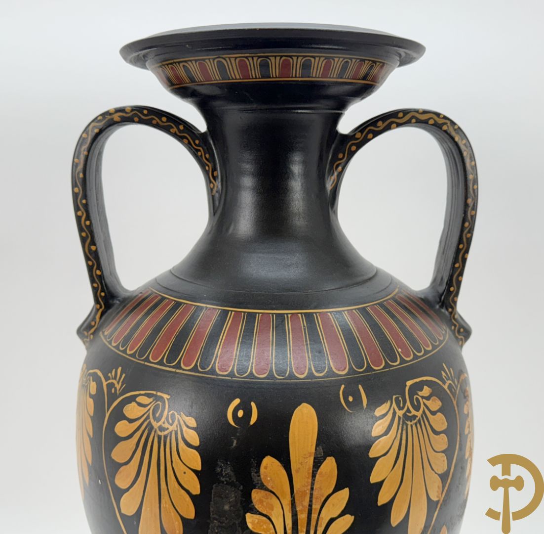 Amfoorvormige vaas in terra cotta met voorstellingen uit de Klassieke oudheid, Griekse stijl