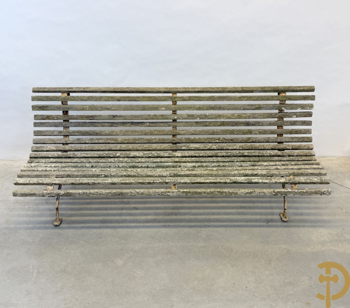 Tuinbank met houten latjes op ijzeren chassis