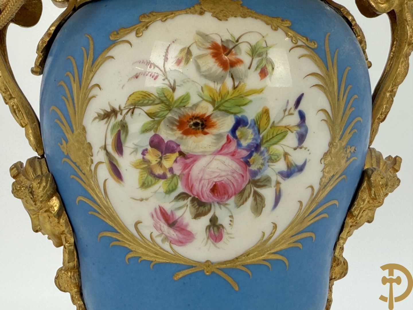 Bronzen lampadaire met accanthusranken en centraal Sèvres coupe gedecoreerd met cupido en bloemendecor