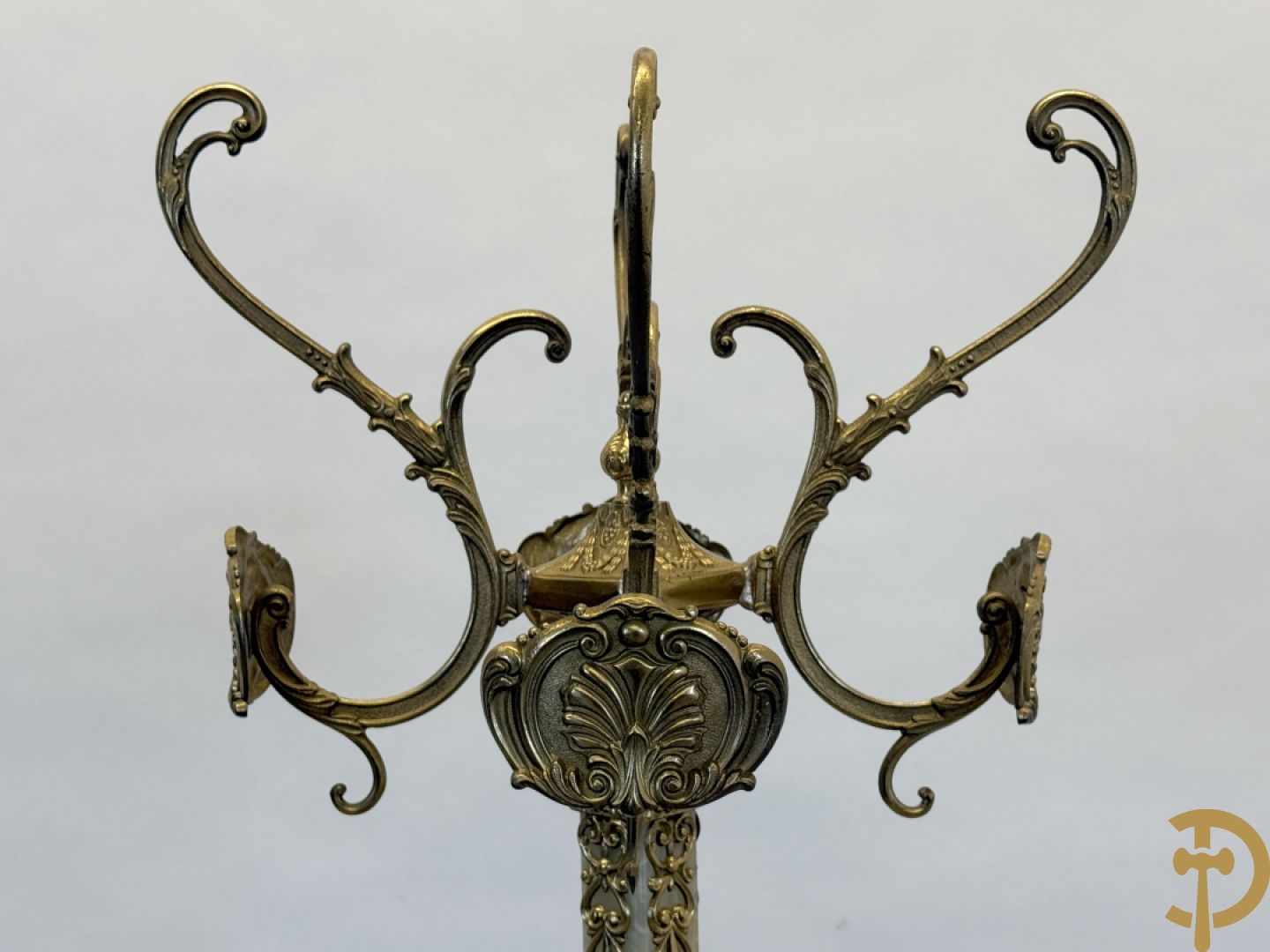 Staande kapstok met onix en bronzen ornamenten