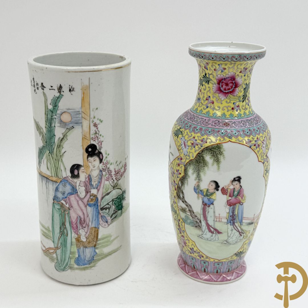 Chinese porseleinen rolvaas met damesdecor, getekend + Chinese porseleinen republieksvaas met damesdecor
