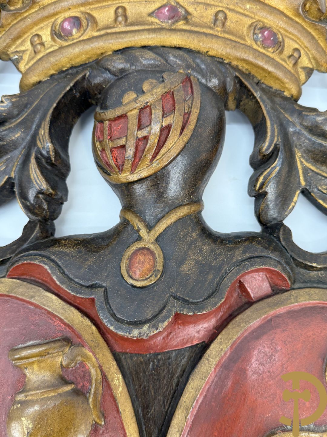 Houtgesculpteerd wapenschild met cartouche bovenaan en embleem met kannen en harp