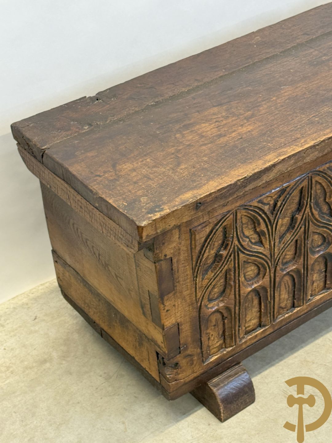 Spaanse rustieke koffer met ijzersmeedwerk en gotische ornamenten