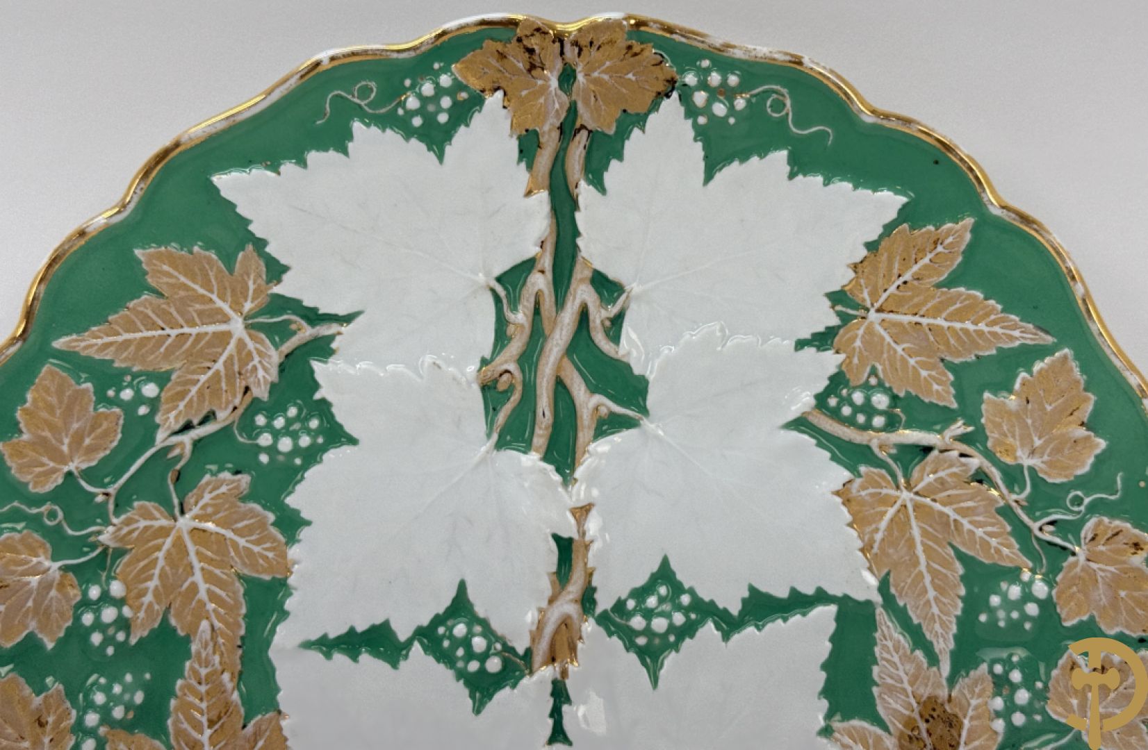 Porseleinen sierbord met bladdecor, Meissen, 19e