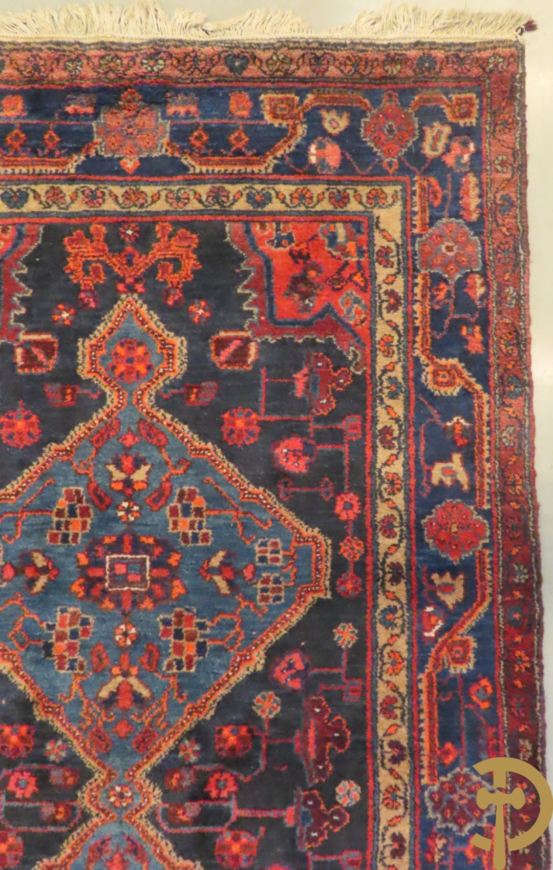 Oosterse handgeknoopt tapijt met geometrische motieven op blauwe fond Malayer + Oosters handgeknoopt tapijt met bloemenpatronen rode fond Kashkay