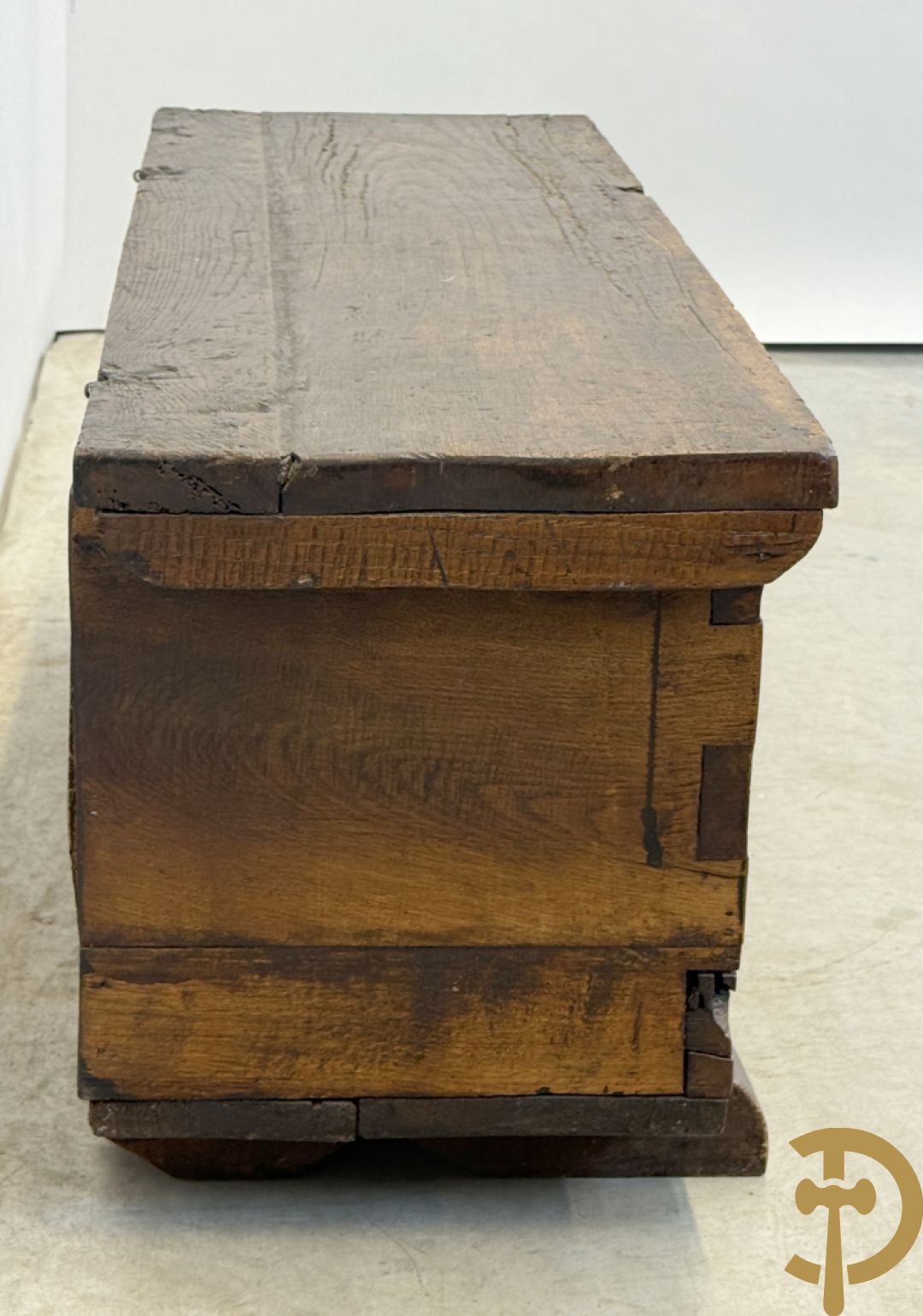 Spaanse rustieke koffer met ijzersmeedwerk en gotische ornamenten