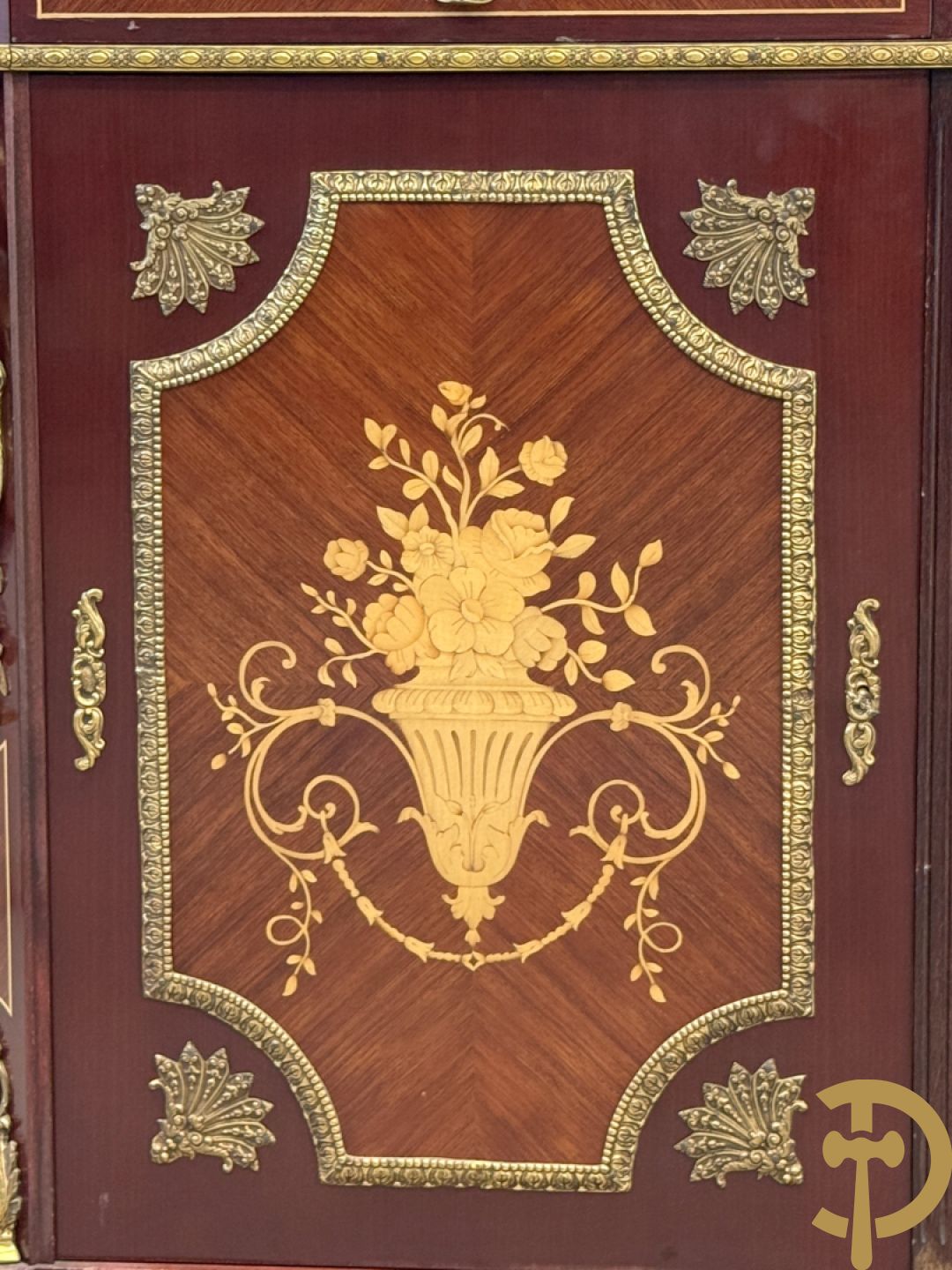 Notelaren vierdeursdressoir met 3 laden, gemarketteerde bloementaferelen en ovale bronzen plakkettes - zijdelings met damesfiguren - bovenaan met wit marmeren blad