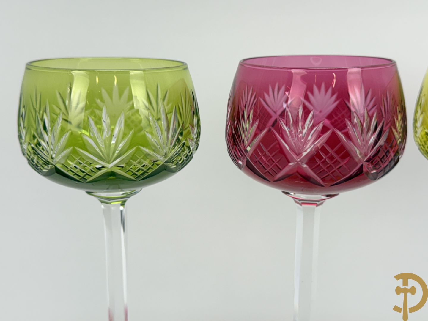 Twaalf gekleurde en geslepen kristallen glazen