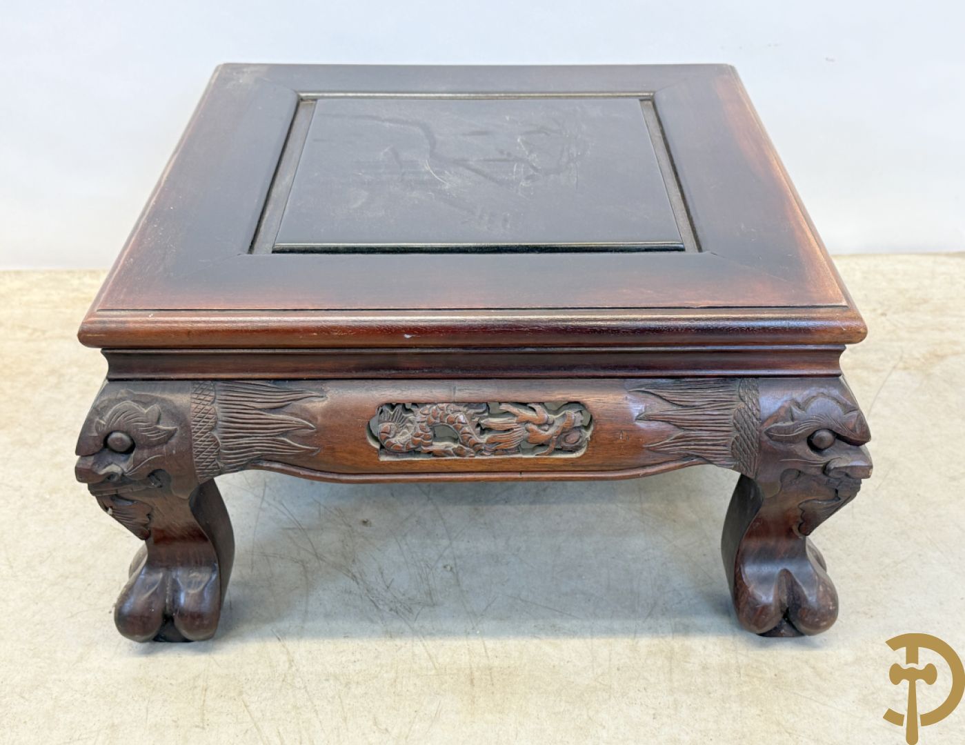 Twee Aziatische gesculpteerde vierkante sokkels