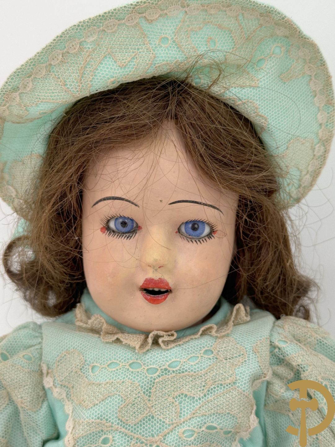 Oude pop met papier maché ledematen, gemerkt K R36/.728 + oude pop met papier maché ledematen en kantelbare oogjes + oude pop in papier maché, gemerkt Unis France 301 + oude pop in papier maché, onleesbaar gemerkt + hedendaagse pop met porseleinen ledematen + losse kleertjes