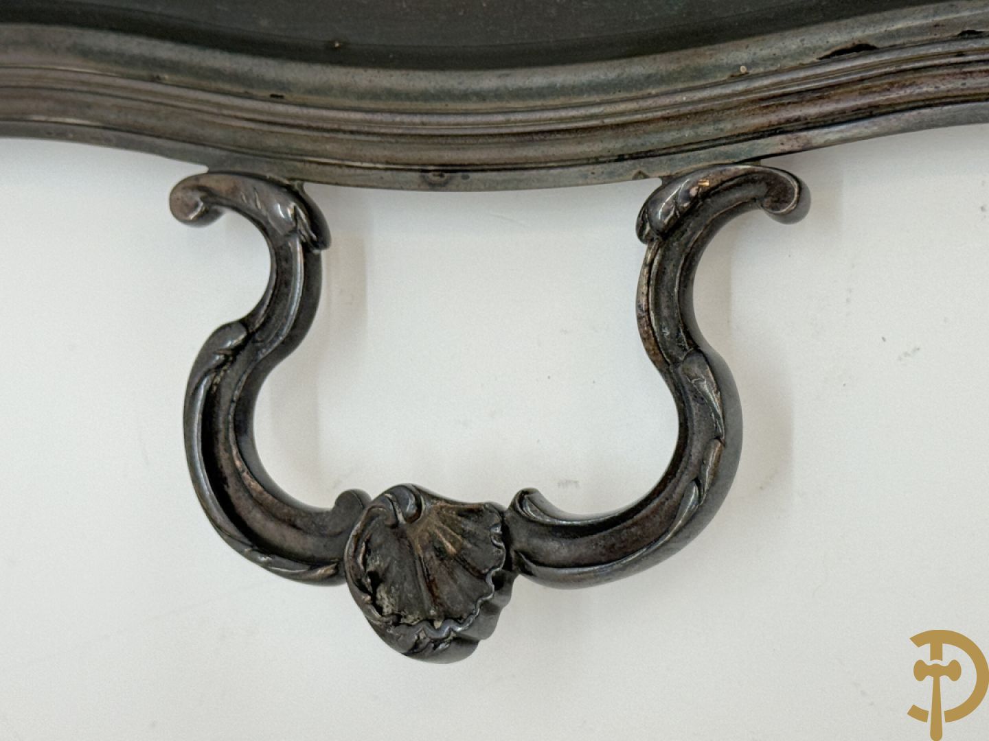 Verzilverd koffieservies met Louis XV motieven op verzilverde schotel, gemerkt M R 25, bestaande uit koffiekan, theekan, melkkan en suikerpot