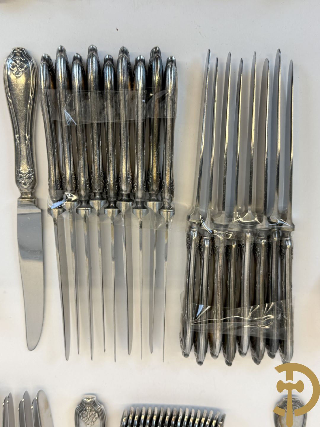 Verzilverd bestek Wiskemann met Louis XVI motieven+ verzilverde groentenkom Wiskemann