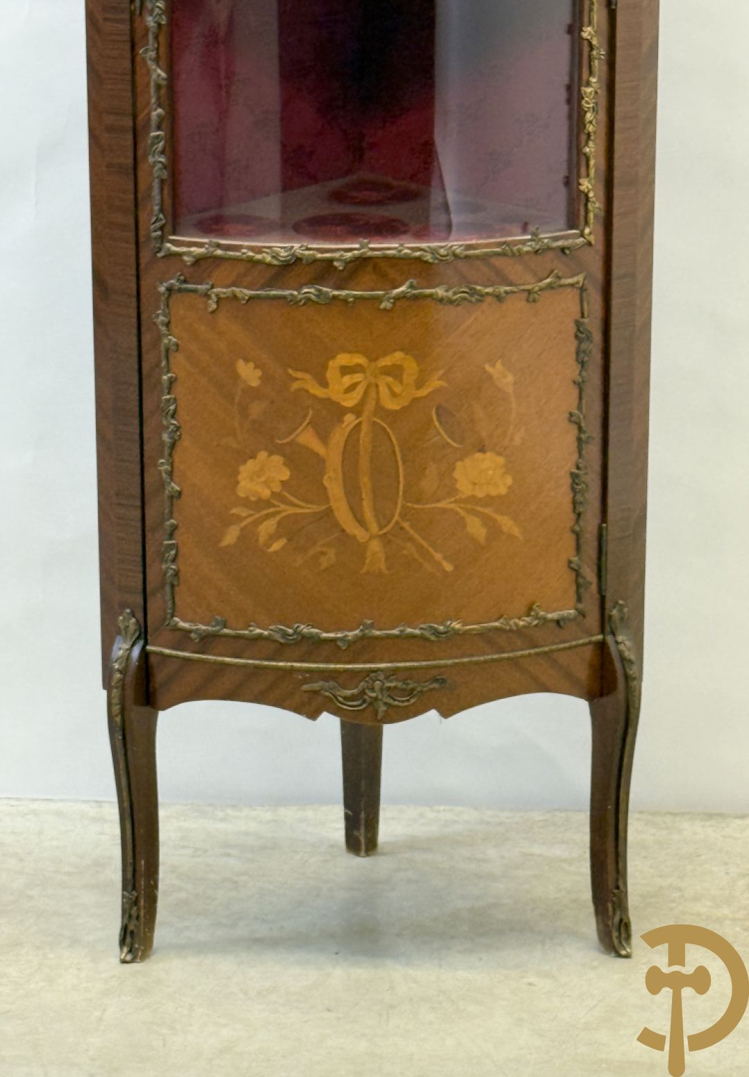 Notelaren hoekkast met bloemenmarquetterie en bronsbeslag - bovenaan met marmeren blad