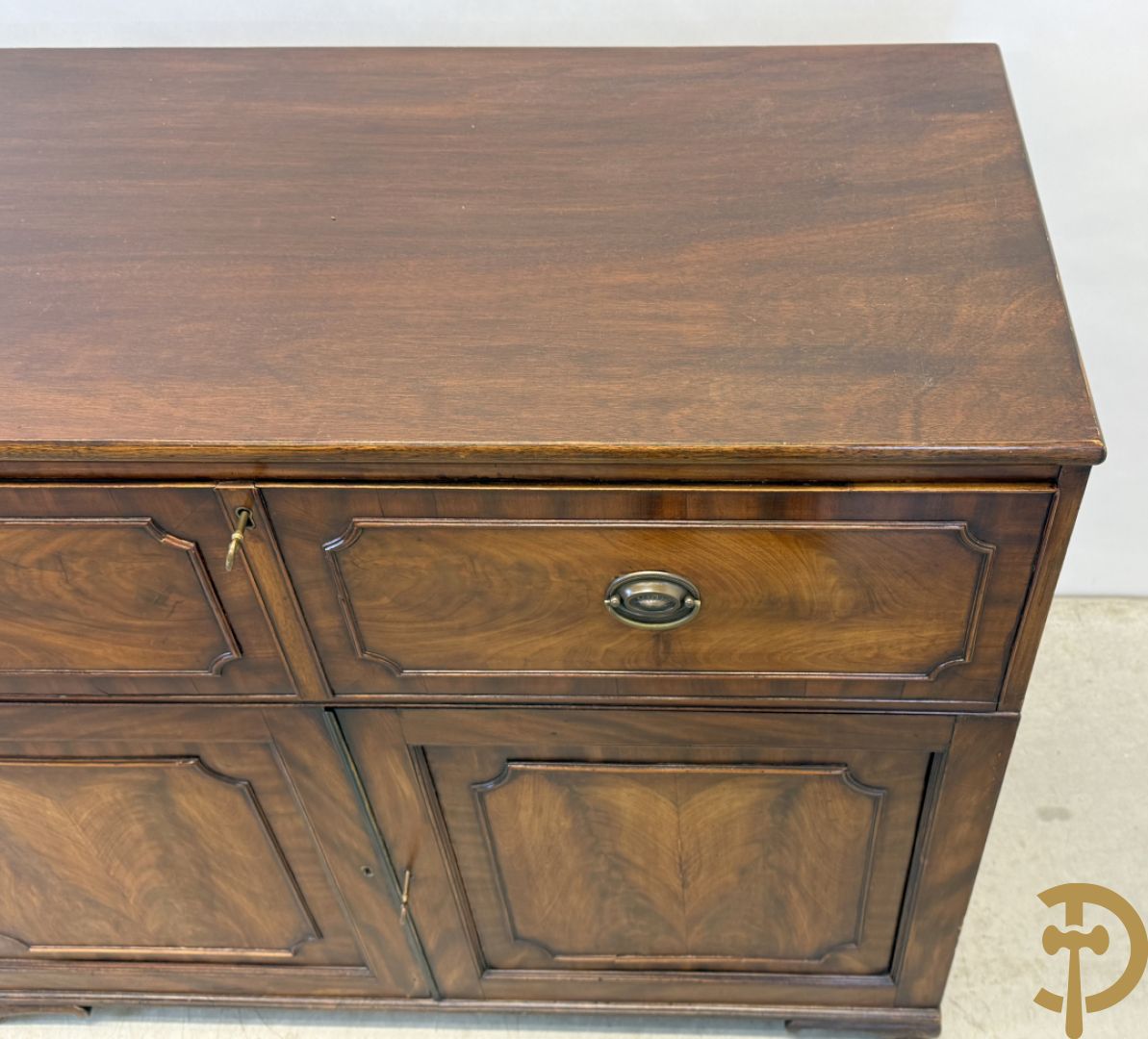 Engelse mahoniehouten tweedeursdresse met ingebouwde secretaire bovenaan