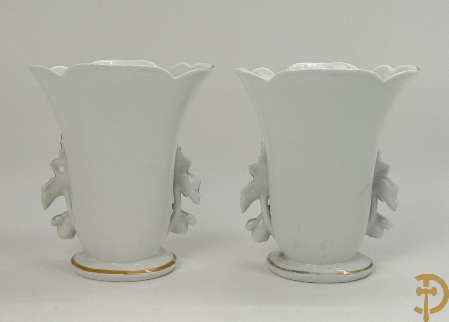 Paar porseleinen Vieux Paris vazen met bloementaferelen