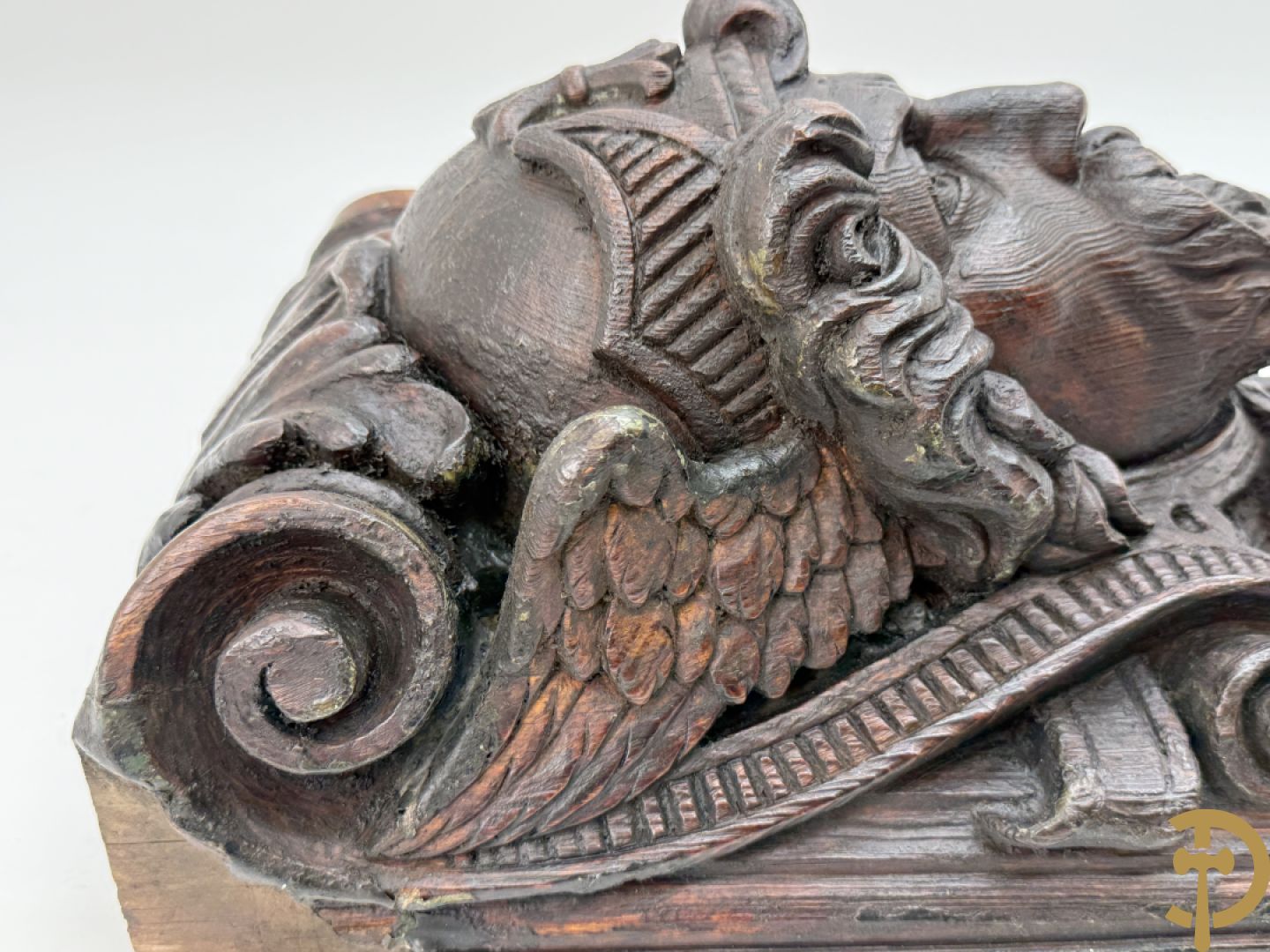 Paar muurhoeksteunen van hout met gesculpteerde hoofden man en vrouw