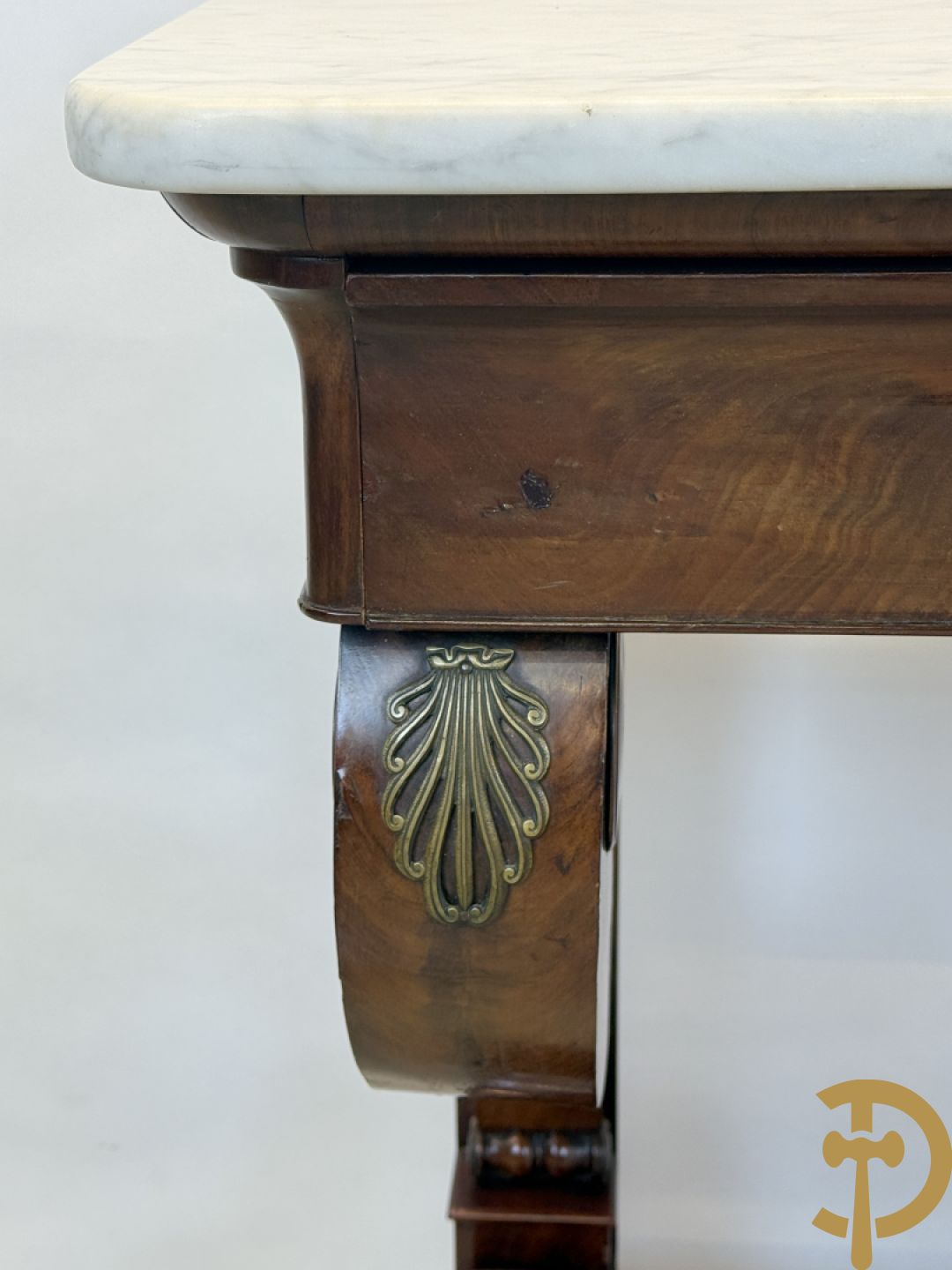 Mahoniehouten console Empire stijl met lade, op voluutvormige klauwepoten en met wit marmeren blad, 19e