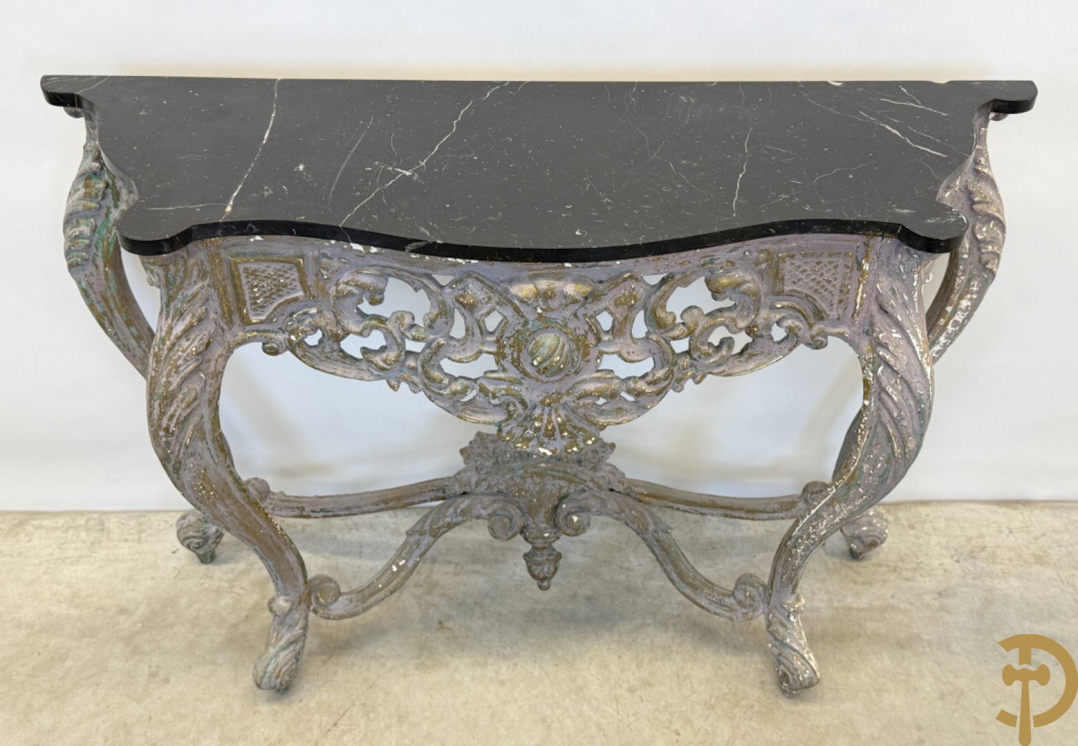 Gepatineerde Louis XV console met zwart marmeren blad