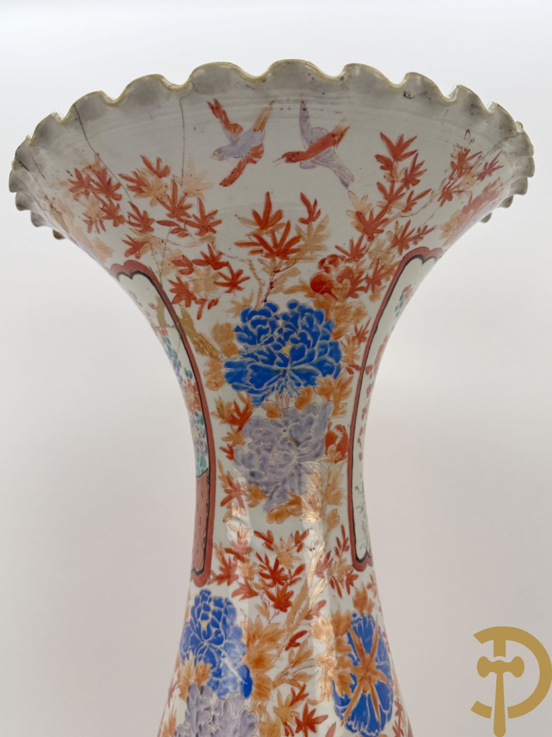 Paar Japanse porseleinen waaiervazen met bloemen en geanimeerd decor