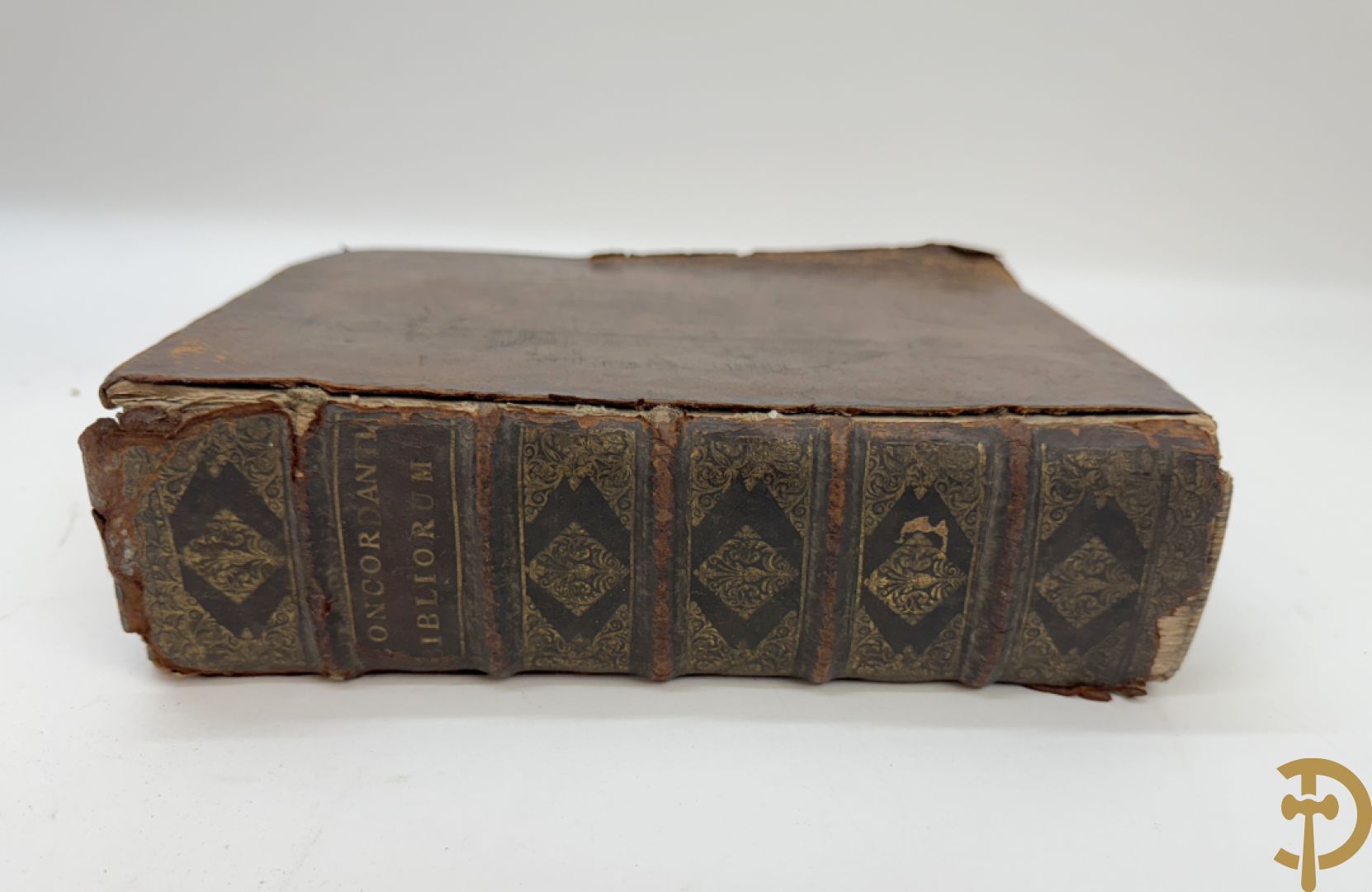 Reeks oude theologische boeken met lederen kaft 17e-18e w.o. Moralis Christiana, Missale Romanum  en Bibliorum Concordantia